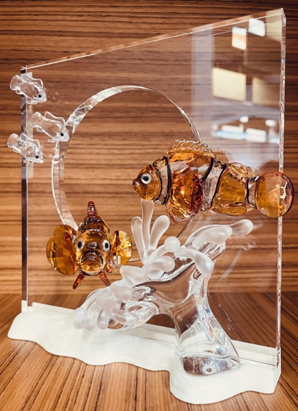 Samleobjekt: Swarovski SCS Harmony of Sea Clown Fish (2005) udført i farvet/klar krystal, formgivet af Martin Zendron
