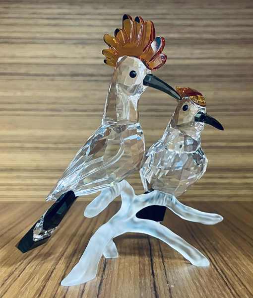 Samleobjekt: Swarovski Hærfugle (2008) udført i klar/fravet krystal, formgivet af Elisabeth Adamer