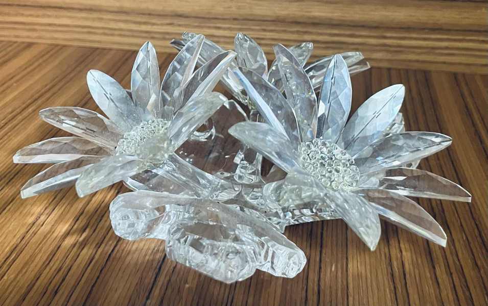 Samleobjekt: Swarovski Blomster Arrangement Maxi (2000) udført i klar/fravet krystal, formgivet af Michael Stamey