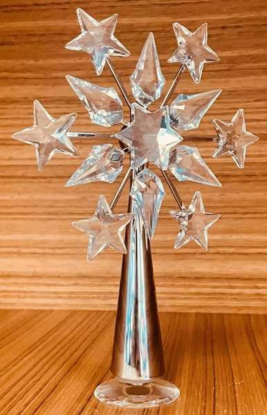 Samleobjekt: Swarovski Tree Topper (2004) udført i klar/farvet krystal og Rhodium finish, formgivet af Elke Kumar