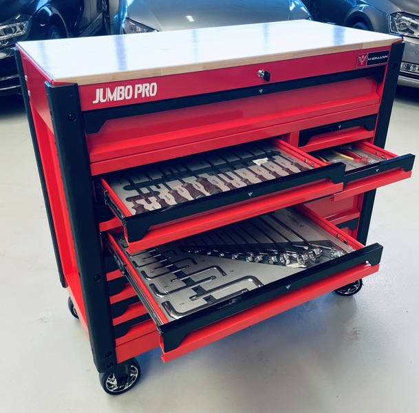 Widmann Jumbo Pro værkstedsvogn m. 13 skuffer, værktøj samt toplade i træ (324 dele)