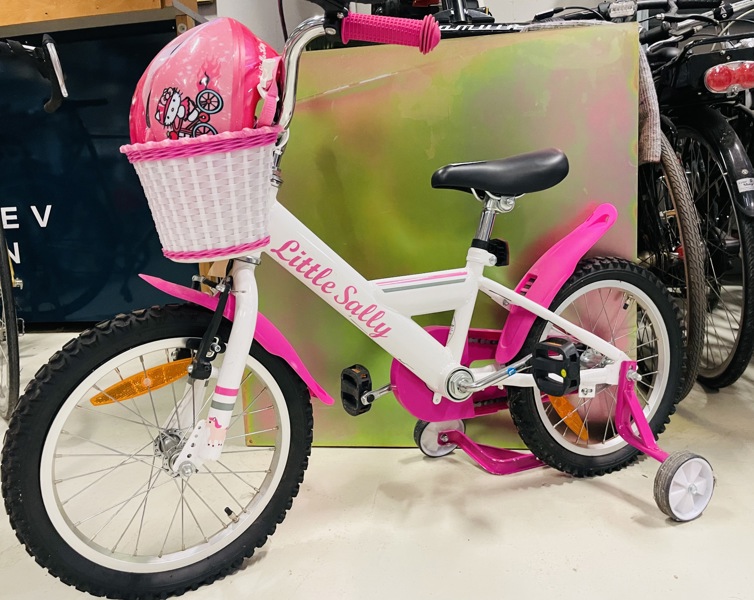 Little Sally pigecykel m. kurv samt Hello Kitty cykelhjelm 