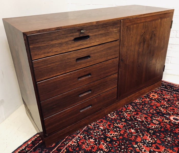 Kai Winding skænk af palisander, fremstillet ved P. Jeppesen Møbelfabrik