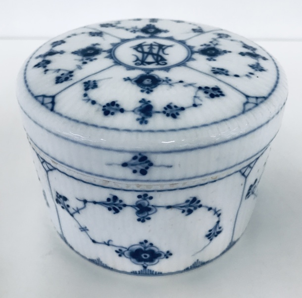 Royal Copenhagen Musselmalet Riflet lågkrukke fra Solbjerg Mejeri