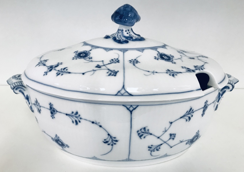 Royal Copenhagen Musselmalet Riflet terrin (dekorations nr.: 1-214)