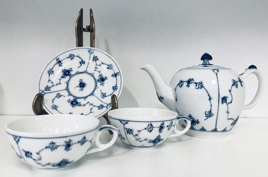 Royal Copenhagen Musselmalet Riflet thekande (dekorations nr.: 1/258) samt 2 thekopper m. underkopper (dekorations nr.: 1/76)