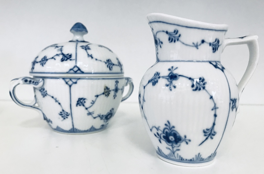 Royal Copenhagen Musselmalet Riflet: sukkerskål m. låg samt flødekande (dekorations nr.: 1/60, 1/244)