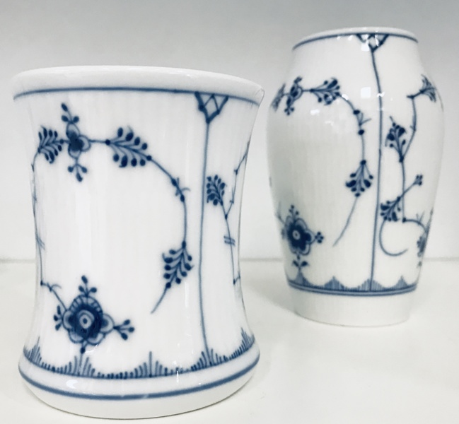 2 Royal Copenhagen Musselmalet Riflet vaser (dekorations nr.: 1/2157, 1/284)