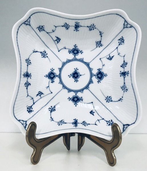 Royal Copenhagen Musselmalet Riflet firkantet salatskål (dekorations nr.: 1/26)