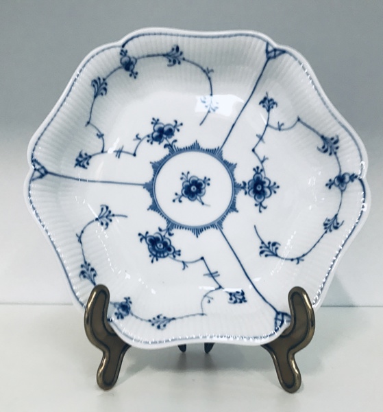 Royal Copenhagen Musselmalet Riflet sekskantet kagefad (dekorations nr.: 1/2195)