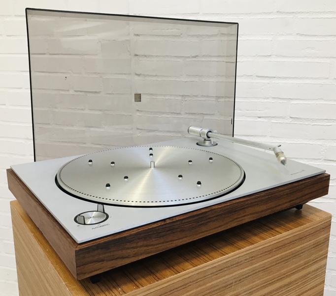 Bang & Olufsen BeoGram 1203 pladespiller i kabinet af palisander m. pickup