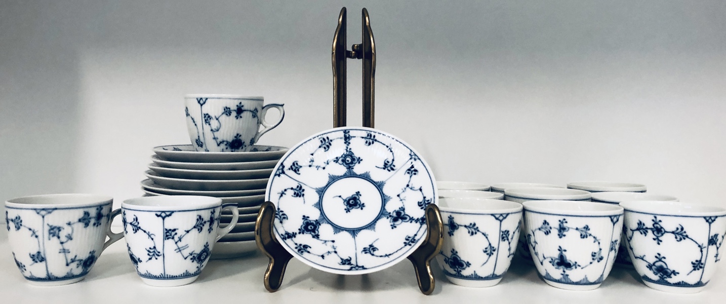 12 Royal Copenhagen Musselmalet Riflet kopper m. tilhørende underkopper (dekorations nr.: 1/2162)