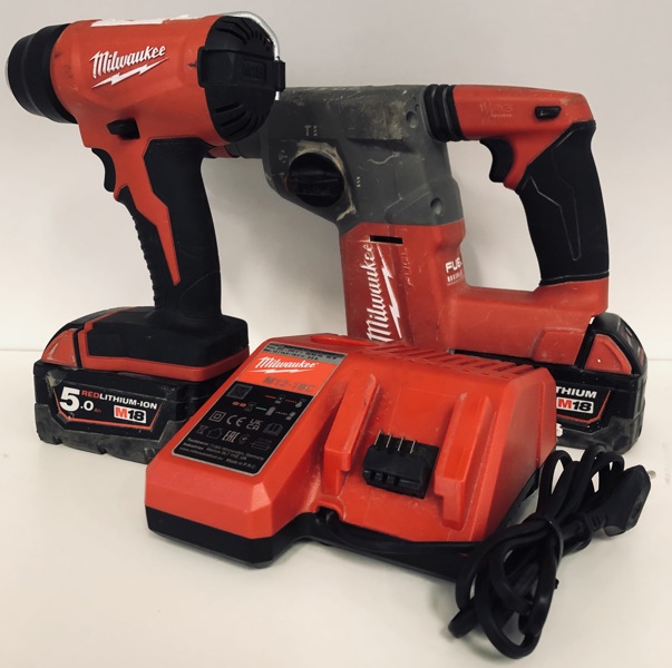 Milwaukee M18 (akku): CHX  borehammer, BHG varmepistol samt M12-18C combi-lader samt 2 5.0Ah batterier (P 186, 188, 218, 229/24)