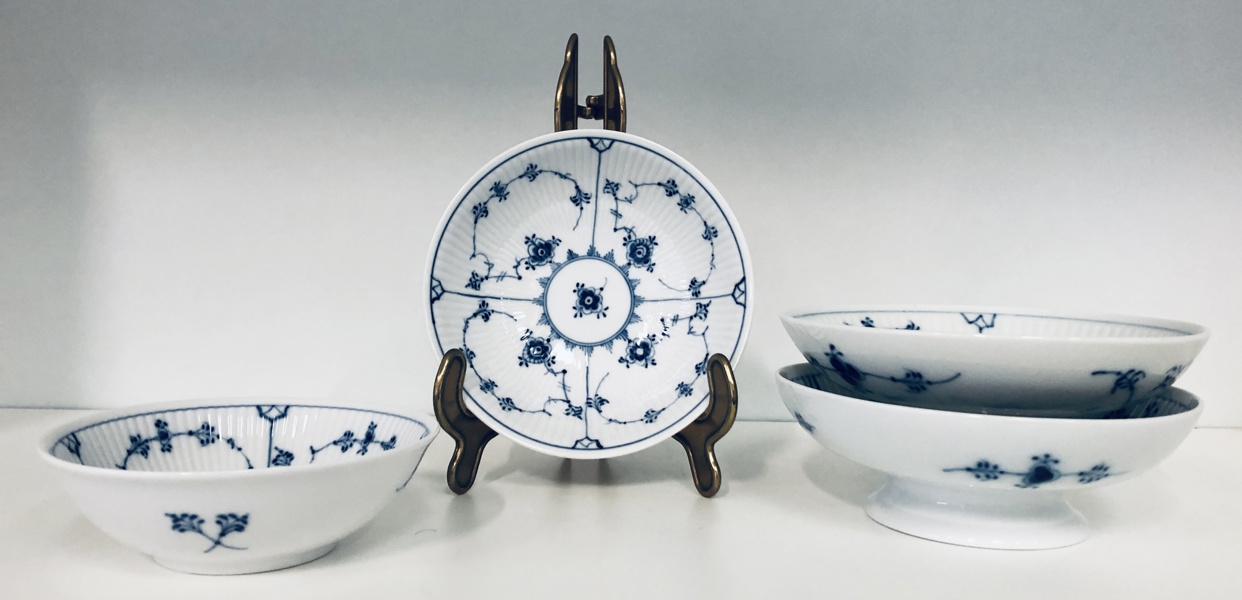 4 Royal Copenhagen Musselmalet Riflet skåle - herunder 2 på fod (dekorations nr.: 1/18, 1/290, 1/427, 1/2302,)