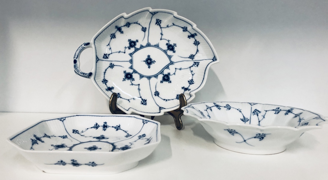 2 Royal Copenhagen Musselmalet Riflet skåle samt Royal Copenhagen Musselmalet Riflet bladformet fad (dekorations nr.: 1/142, 1/145, 1/231)