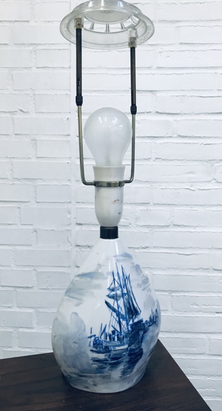 Alboth & Kaiser bordlampe af porcelæn prydet m. maritim 3-master (Å 2025-0277)