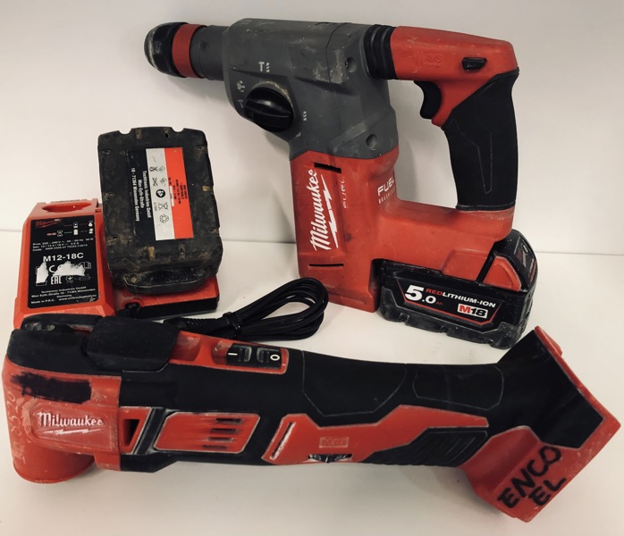 Milwaukee M18 (akku): CHX  borehammer, BMT multicutter, M12-18C combi-lader,1 4.0Ah batteri samt 1 5.0Ah batteri    (P 187, 217/24)