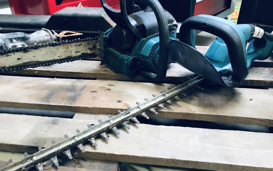 Makita: DUH523 hækkeklipper samt EA3201S motorsav