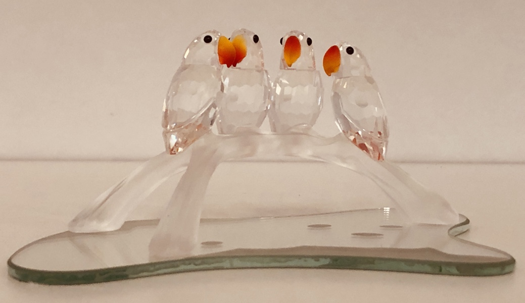 Samleobjekt: Swarovski Lovebirds (1996) udført i klar/farvet krystal, formgivet af Adi Stocker