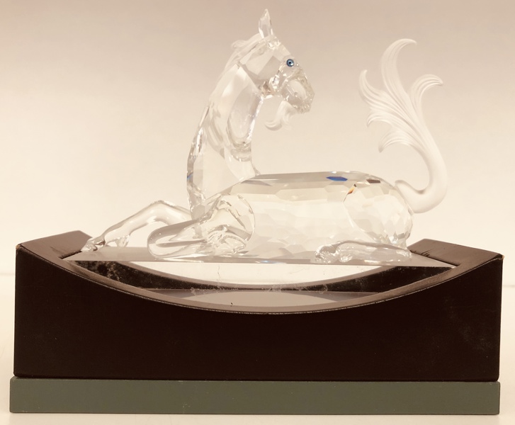 Samleobjekt: Swarovski SCS Unicorn (1996) udført i klar krystal samt podie, formgivet af Martin Zendron