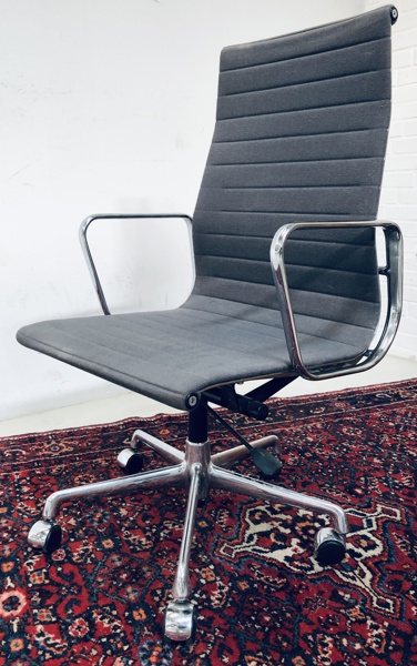 Charles og Ray Eames Aluminium EA 119  kontorstol, fremstillet ved Vitra