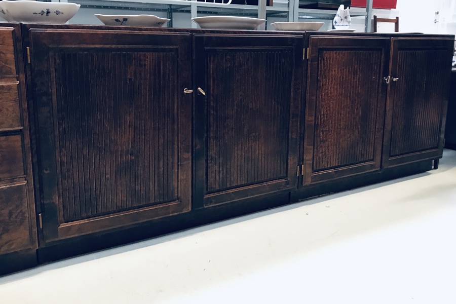 2 Asko Eksport (Finland) mid-century skabe på sokkel prydet m. profilerede låger af Aukusti Asko-Avonius