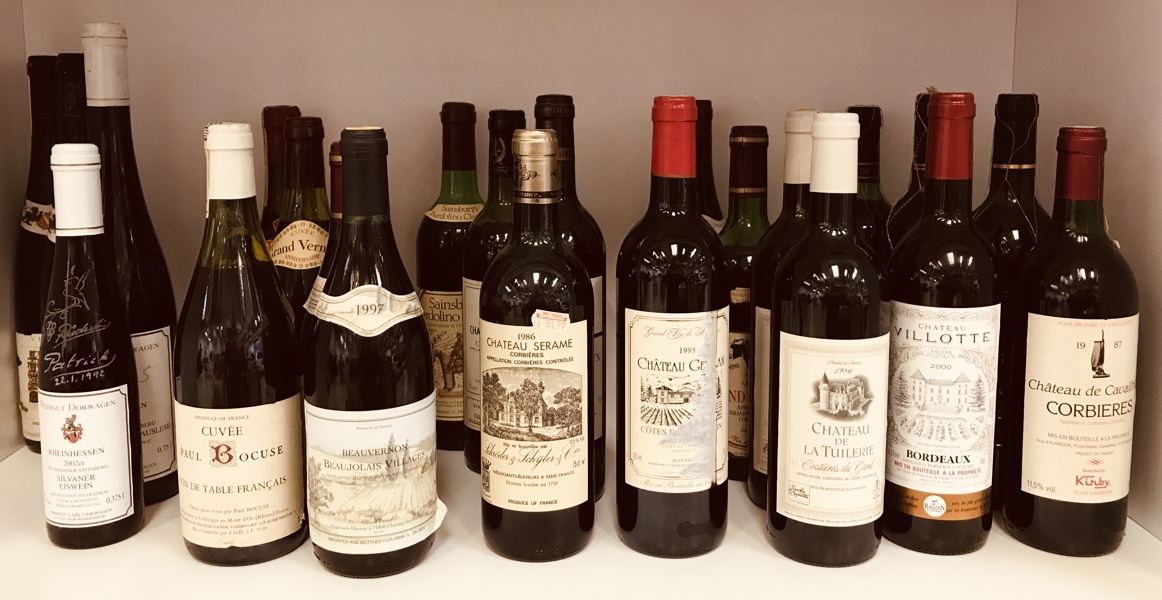 Samling af vin (29 enheder 70 & 75cl) Chateau de Haux 2001, Chateau Bellegarde Côtes de Bourg 1982, Mommessin Gevrey-Chambertin 1964, Vin d´Alsace Edelzwicker Crustace 1985 m.fl.
