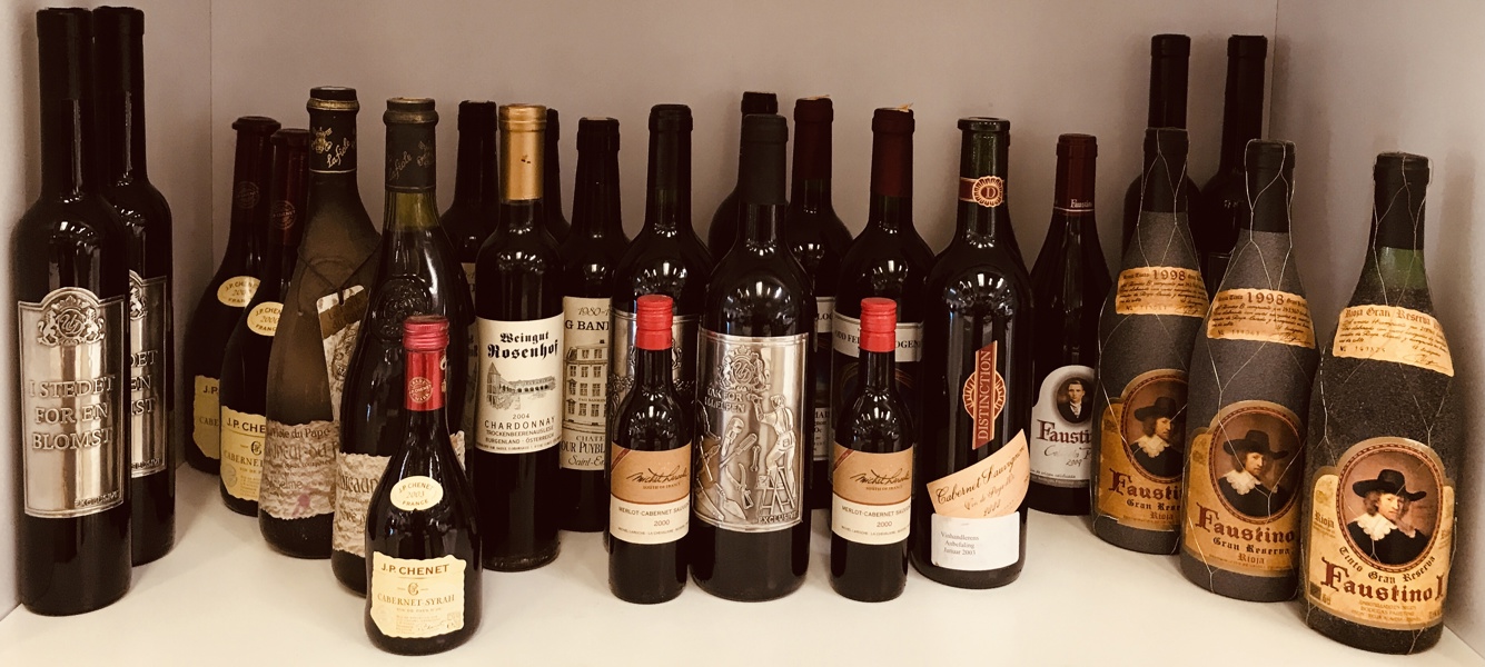 Samling af vin (26 enheder 18,7 70 & 75cl) Faustino Cinto Gran Reserva 1991, Chateau Tour Puyblanquet Saint-Èmilion, La Fiole Du Pape Chateauneuf 1981, J.P. Chenet Cabernet 2000 m.fl.