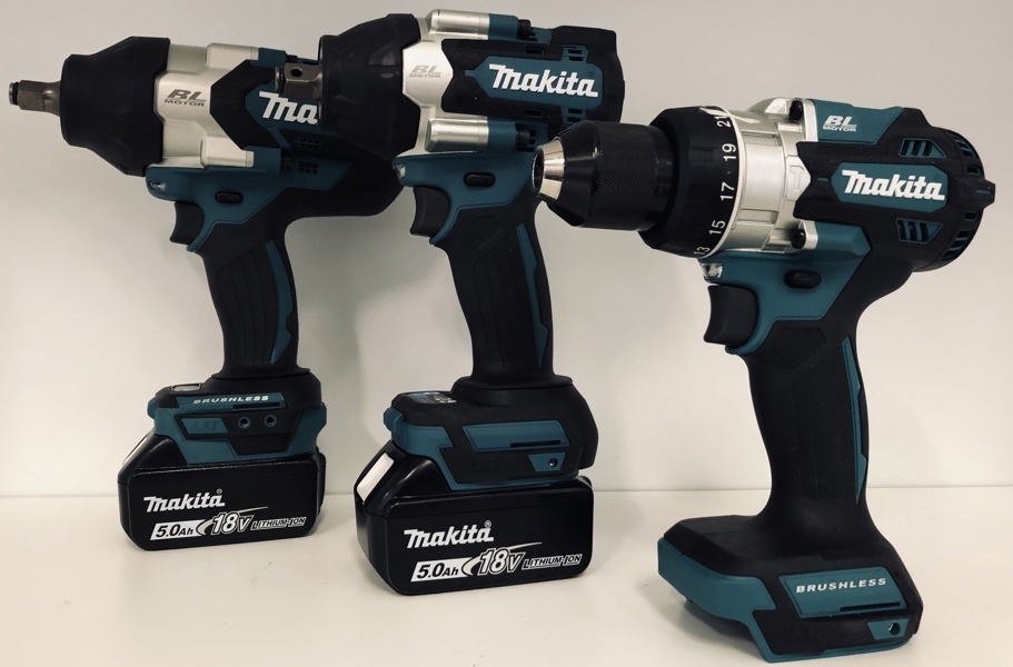 Makita (akku): DHP486 slagboremaskine, DTW700 slagnøgle, DTW1002 slagnøgle samt 2 X 5.0Ah/18v batterier (P 255, 258/24)