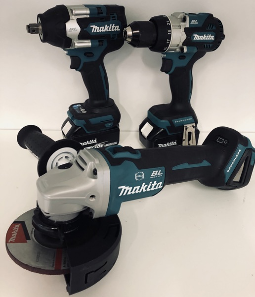 Makita (akku): DHP486 slagboremaskine, DTW700 slagnøgle, DGA506 vinkelsliber, 1 X 5.0Ah/18v batteri samt 1 X 6.0Ah/18v batteri  (P 255, 256, 258/24)