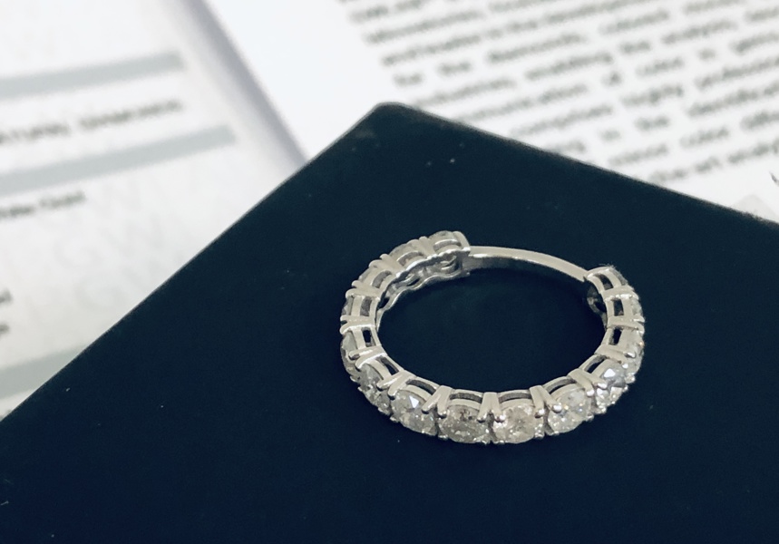 Guld: Pavé ring udført i 14kt./585 prydet m. 14 naturlige diamanter