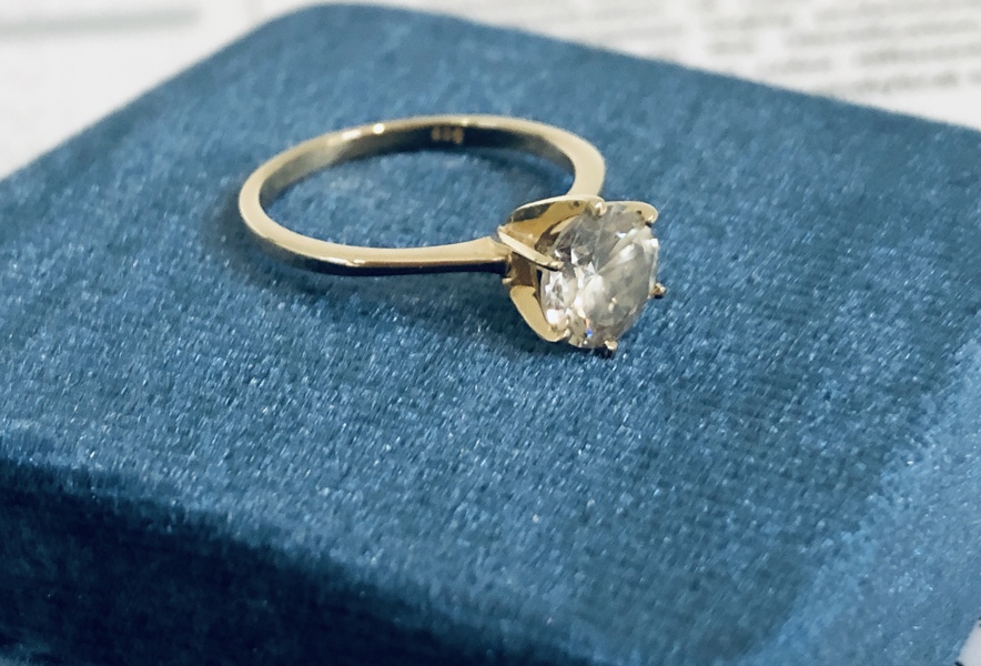 Guld: Solitaire ring udført i 14kt./585 prydet m. stor naturlig diamant