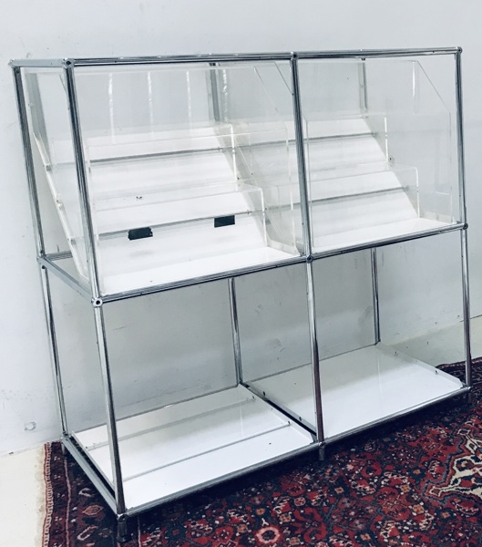USM Haller vitrine/showcase af forkromet stel m. hylder og trappe-modul (*2)