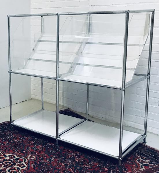 USM Haller vitrine/showcase af forkromet stel m. hylder og trappe-modul (*1)