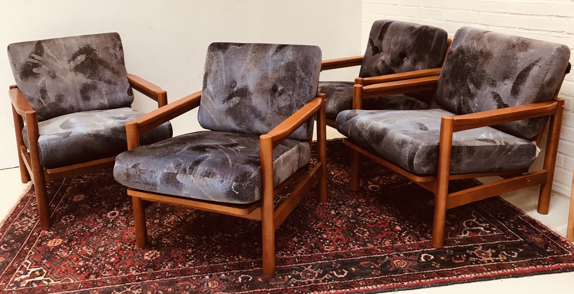 4 stk. lænestole i mid-century klassisk skandinavisk stil, solid træramme og med fløjlsbetrukket hynder