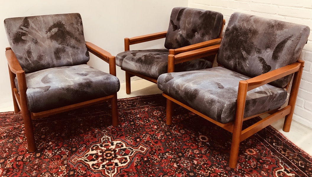 3 stk. lænestole i mid-century klassisk skandinavisk stil, solid træramme og med fløjlsbetrukket hynder