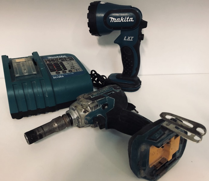 Makita (akku): DTW286 slagnøgle, BML185 lygte samt DC18RA oplader (P 207, 212, 213/24)