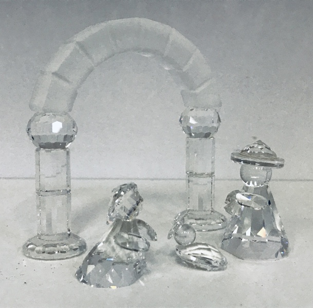 Samleobjekt: Swarovski “Holy Family/Julekrybben” sæt á 4 enheder (Maria, Josef, Jesus og bue/krybbe) af klar krystal, udgivet i 1991