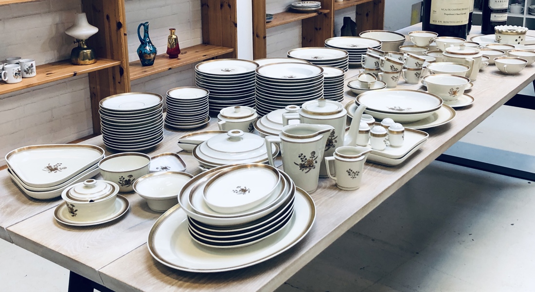 Stor samling af Royal Copenhagen Liselund (#947) porcelæn designet af Thorkil Olsen ()