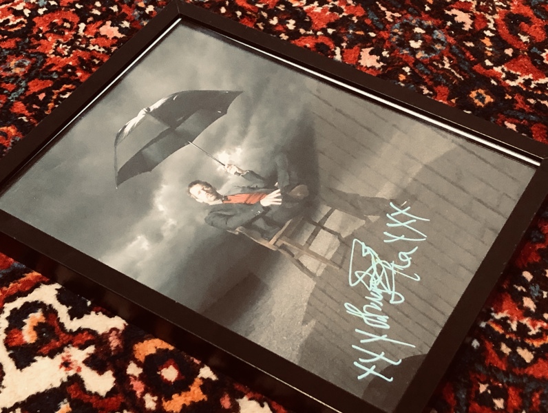 Original signeret foto af Hugh Laurie