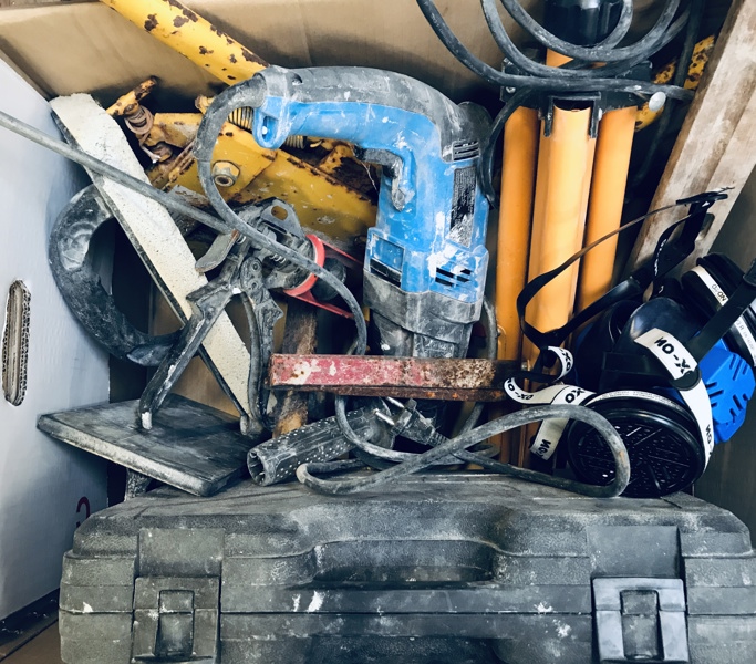Kasse med værktøj m.v. - herunder bore- og mejselhammer (20080), LED arbejdslampe på 3-fod, fliseklipper m.v. (R 2025-0273)
