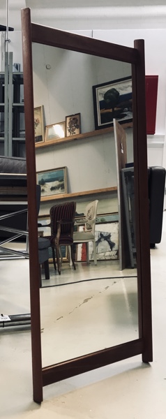 Aksel Kjersgaard, spejl i ramme af massiv teaktræ