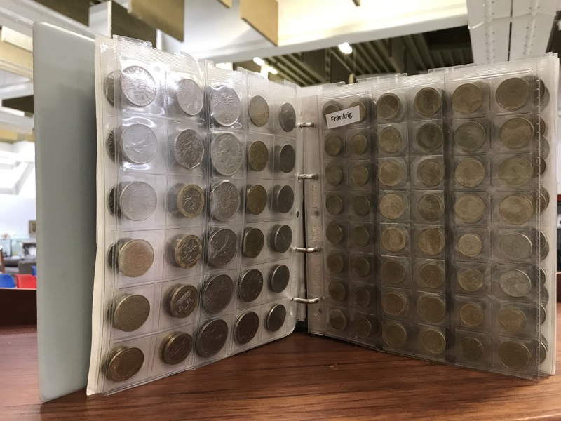 Samling af mønter i album - herunder Østrig, Frankrig, Irland, Cypern, Tyrkiet