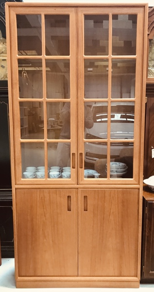 Vitrineskab af teakfiner m. underskab, glashylder og sprossede vinduer