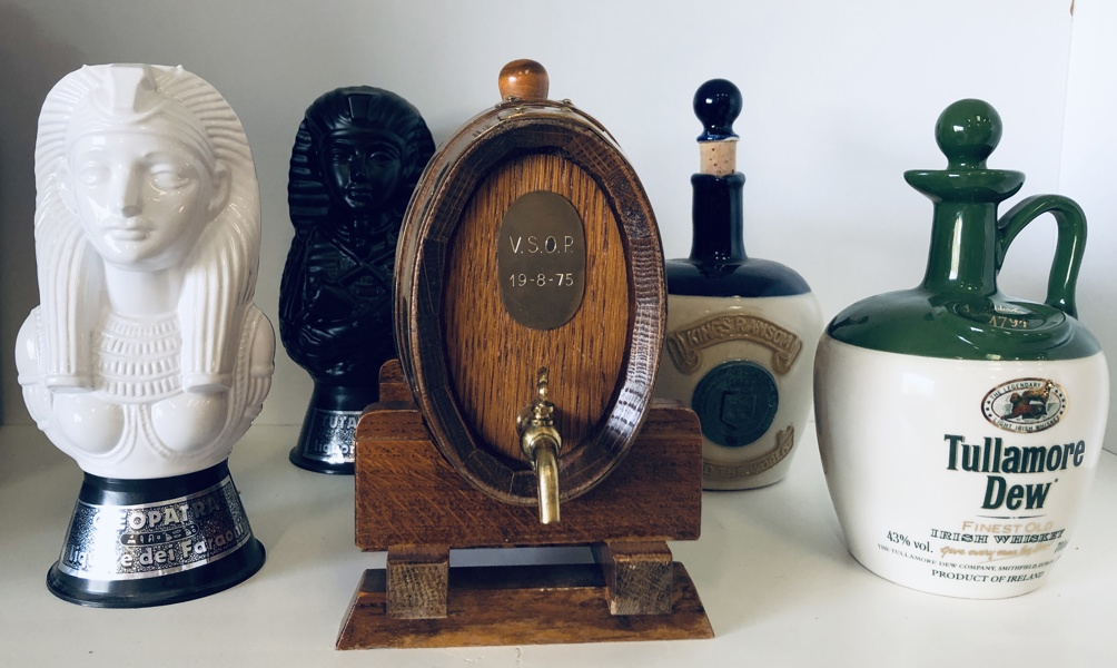 Samleobjekt: Tutankhamon Liquore Dei Faraoni Sangria (50cl), Tutankhamon Liquore Dei Faraoni Moscatel (50cl), Tullamore Dew Crock Irish Whiskey decanter, King's Ransom Scotch Whisky decanter