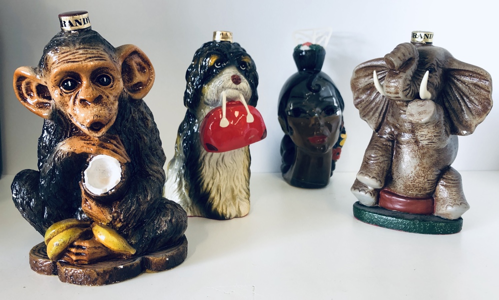 Samleobjekt: 3 Campeny Masnou Brandy i håndmalede keramiske flasker udformet som abe, elefant, hund samt Nogueras Comas Barcelona Brandy 'Senorita' (åben)