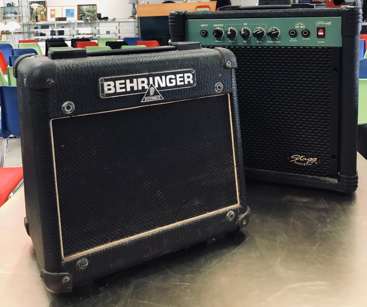 Stagg 40 BA basforstærker samt Behringer AC108 Vintager Tube guitarforstærker