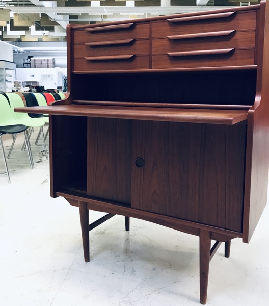 Mid-century dansk chatol/sekretær af teakfinér og på tilspidsedes ben