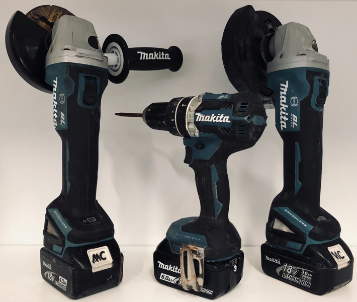 Makita (akku): 2 X DGA506 vinkelsliber, DHP484 slagboremaskine, 3.0Ah/18v batteri, 4.0Ah/18v batteri samt 6.0Ah/18v batteri (V 568/23)