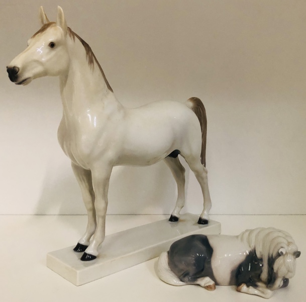 2 Bing & Grøndahl/Royal Copenhagen figurer af porcelæn:  Araberhingst (nr. 2271) samt Liggende Shetland pony (nr. 4611) - Bemærk: eftertragtede figurer